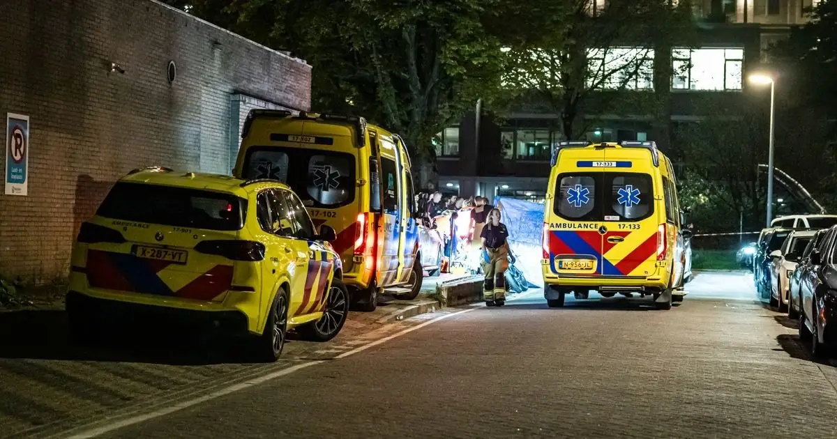 Ambulances staan s nachts opgesteld op straat bij de Vaarnerkamp in Rotterdam, waar een man overleed tijdens zijn aanhouding