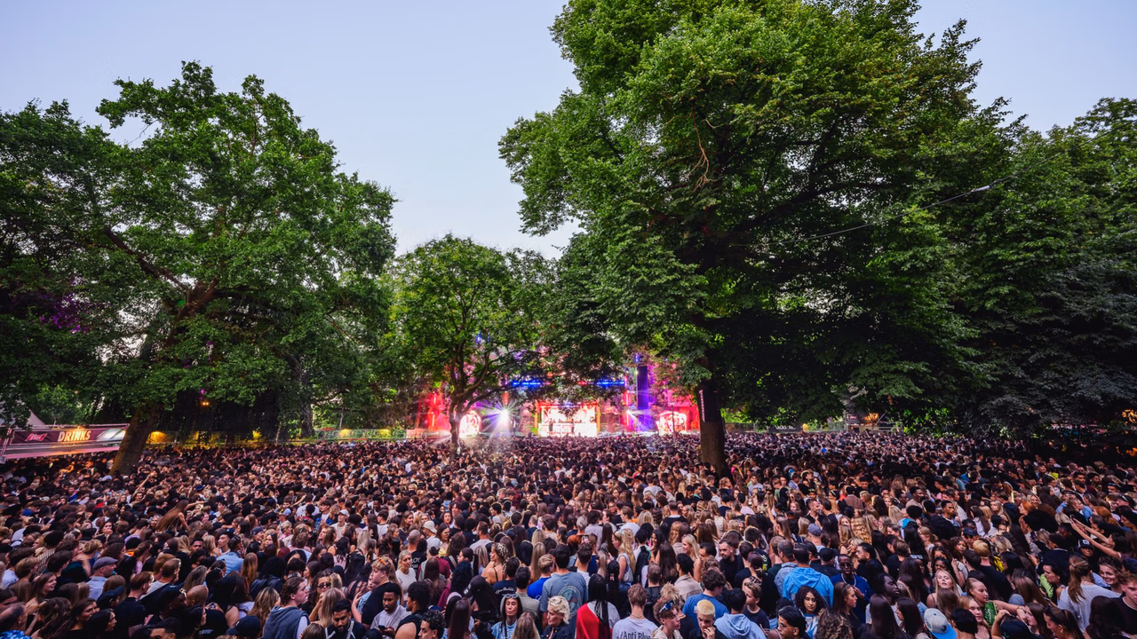 Grote menigte bezoekers bij een podium tijdens de Vierdaagsefeesten in Nijmegen